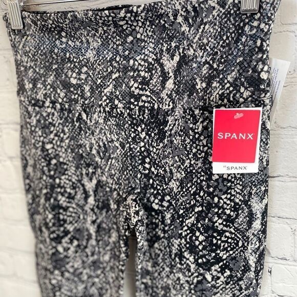 Spanx Faux Leather Snake Shine Leggings Size Medium NWT - Picture 7 of 13